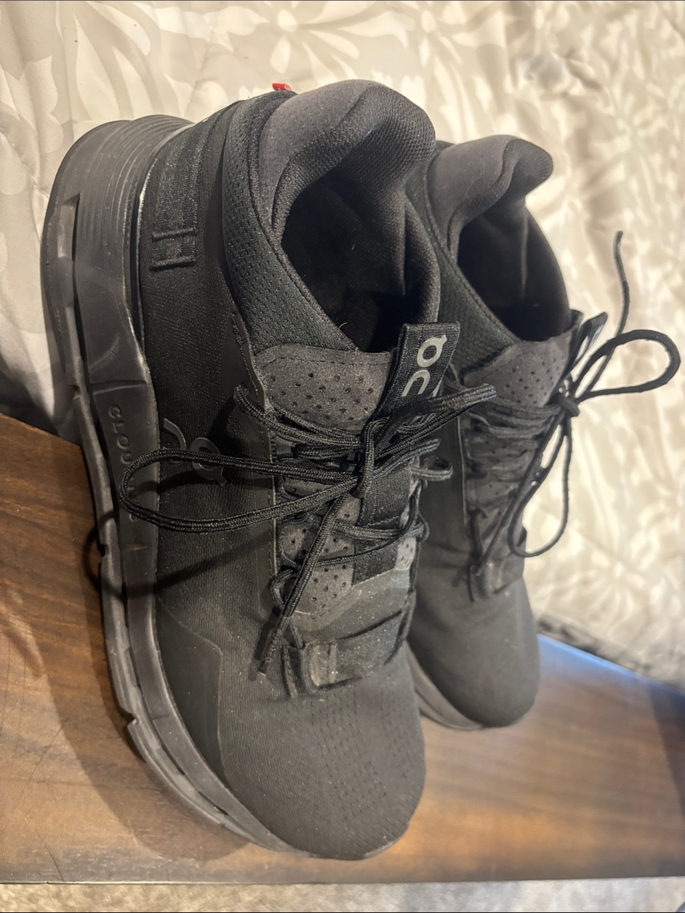 On Running Men’s 9.5 Black Athletic Running Shoes